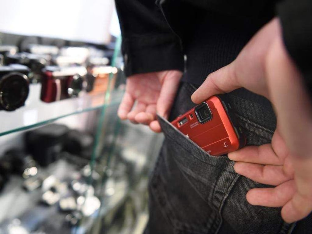 Mehr als nur «stibitzen»: Klauen Kinder oder Jugendliche müssen sie die Konsequenzen ihres Handelns tragen. Foto: Felix Kästle