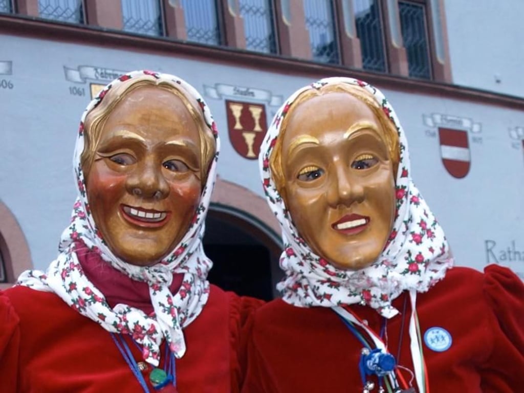 Grinsende Masken: Die Schnurrewieber sind die weiblichen Figuren der Staufener Fastnacht. Foto: Doris Burger