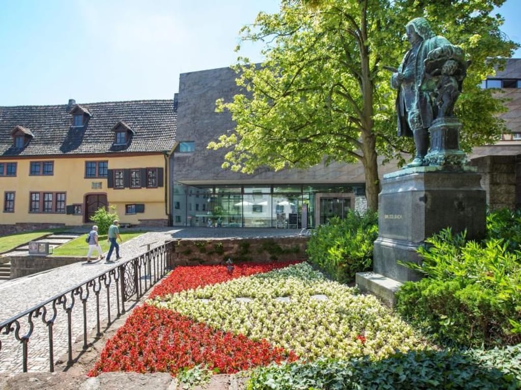 Das Bachhaus in Eisenach mit Denkmal des Komponisten. Foto: Michael Reichel