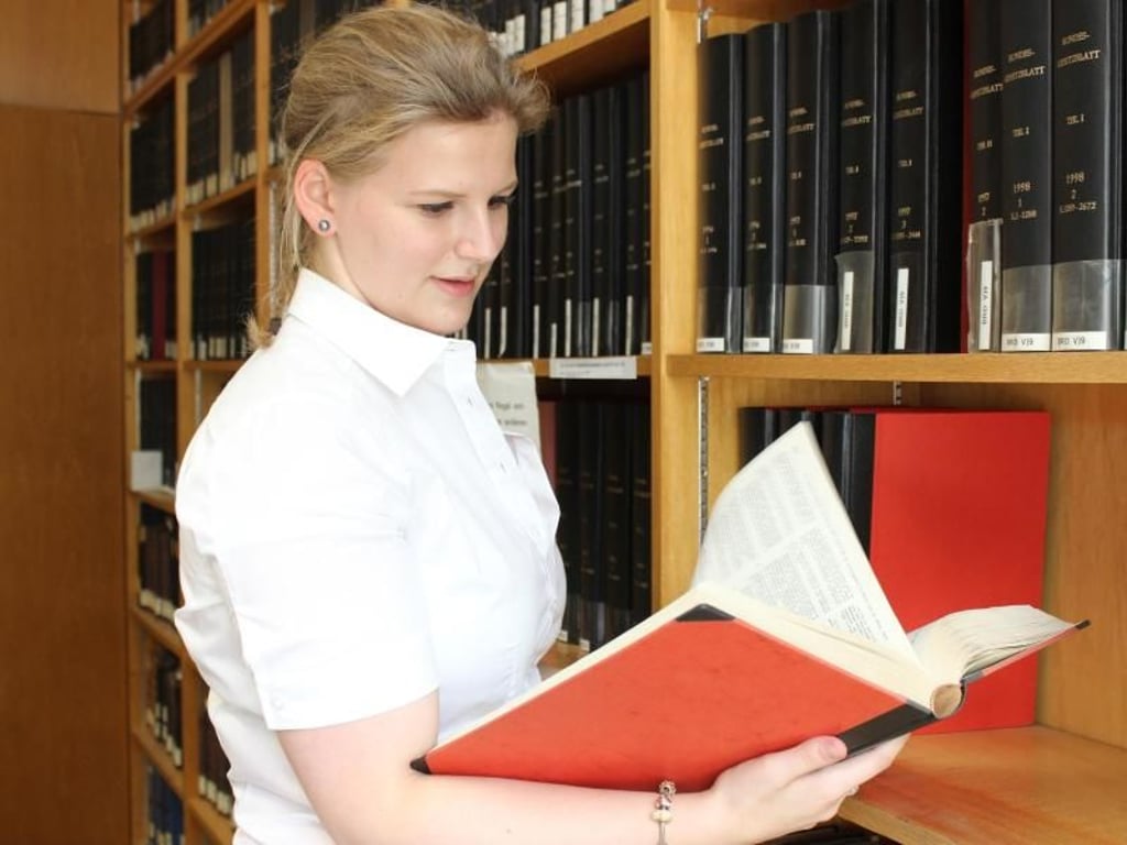 Marie-Therese Ziereis verbringt während der Examenszeit einen großen Teil ihrer Zeit in der Bibliothek. Um nicht zu vereinsamen, trifft sie sich regelmäßig mit Kommilitonen in einer Lerngruppe. Foto: Friederike Ebeling