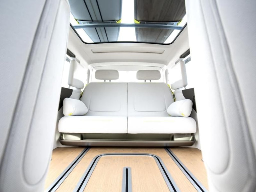 Reisen wie im Wohnzimmer: Während der Fahrt kann man es sich einfach auf dem Sofa gemütlich machen. Foto: Ingo Barenschee/VW/dpa-infocom