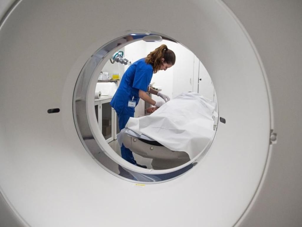 Gute Karriereaussichten: Arbeitsplätze gibt es für medizinisch-technische Radiologieassistenten mehr als genug. Foto: Lino Mirgeler/dpa-tmn