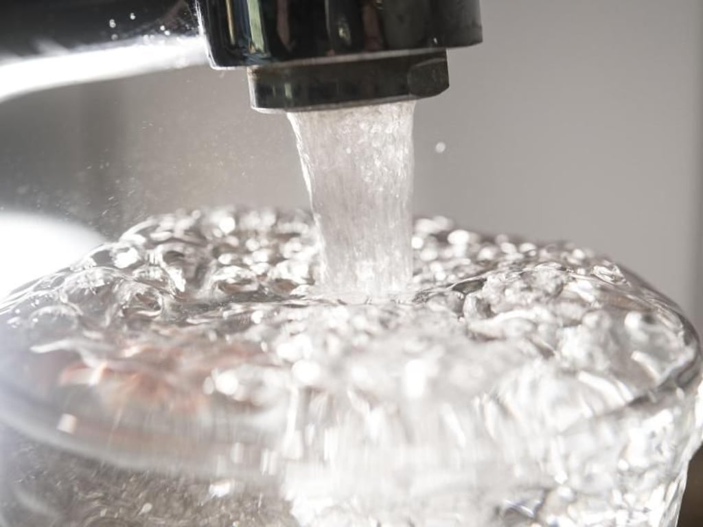 In den meisten Haushalten wird das Warmwasser in einer zentralen Wasserversorgung erhitzt - nicht direkt am Hahn, sondern in der Heizung im Keller. Foto: Robert Günther