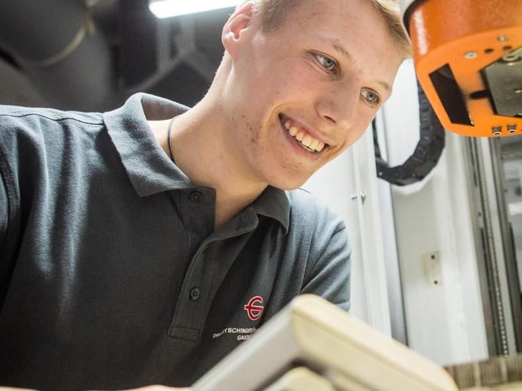 Früher war es ein reiner Handwerksberuf, inzwischen kommen viele Maschinen zum Einsatz: Niklas Welsch bekommt als Auszubildender zum Werkzeugmechaniker direkt mit, wie die Digitalisierung seinen Ausbildungsberuf verändert. Foto: Christoph Schmidt