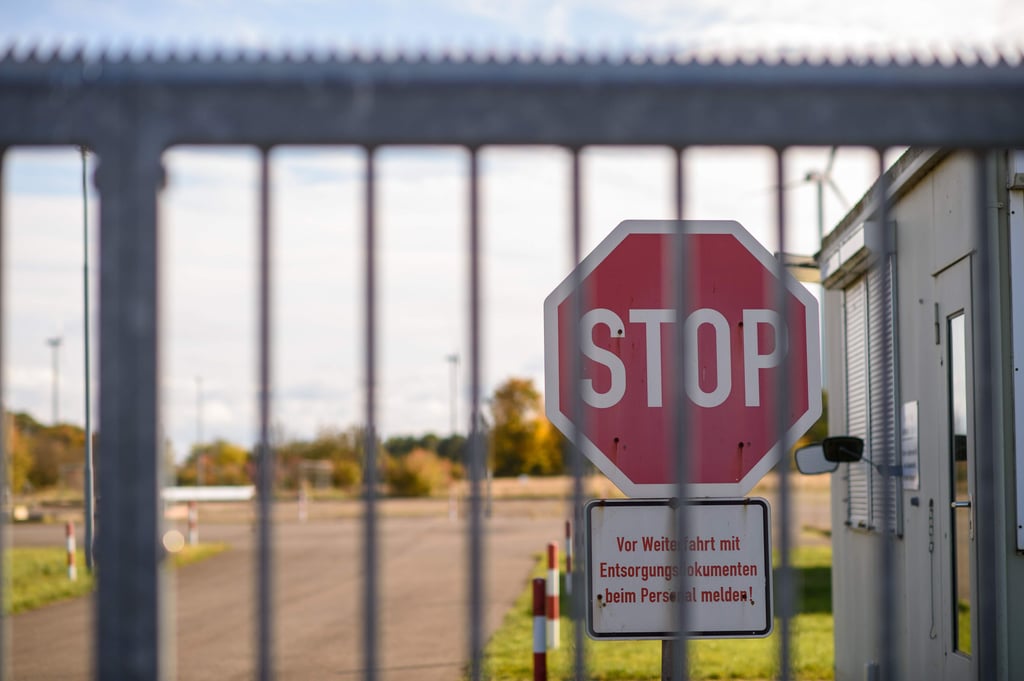 Ein Stopschild steht hinter dem Tor der Deponie Brüchau. Der Bund der Steuerzahler weist in seinem neuen Schwarzbuch auf Projekte hin, bei denen aus seiner Sicht das Geld der Steuerzahler verschwendet wird. Die Giftschlammgrube Brüchau im Norden des Landes sorgt schon lange für Schlagzeilen. Es wird befürchtet, dass schädliche Stoffe ins Grundwasser sickern. Der Bund der Steuerzahler kritisiert nun das langsame Handeln der Behörden. +++ dpa-Bildfunk +++
