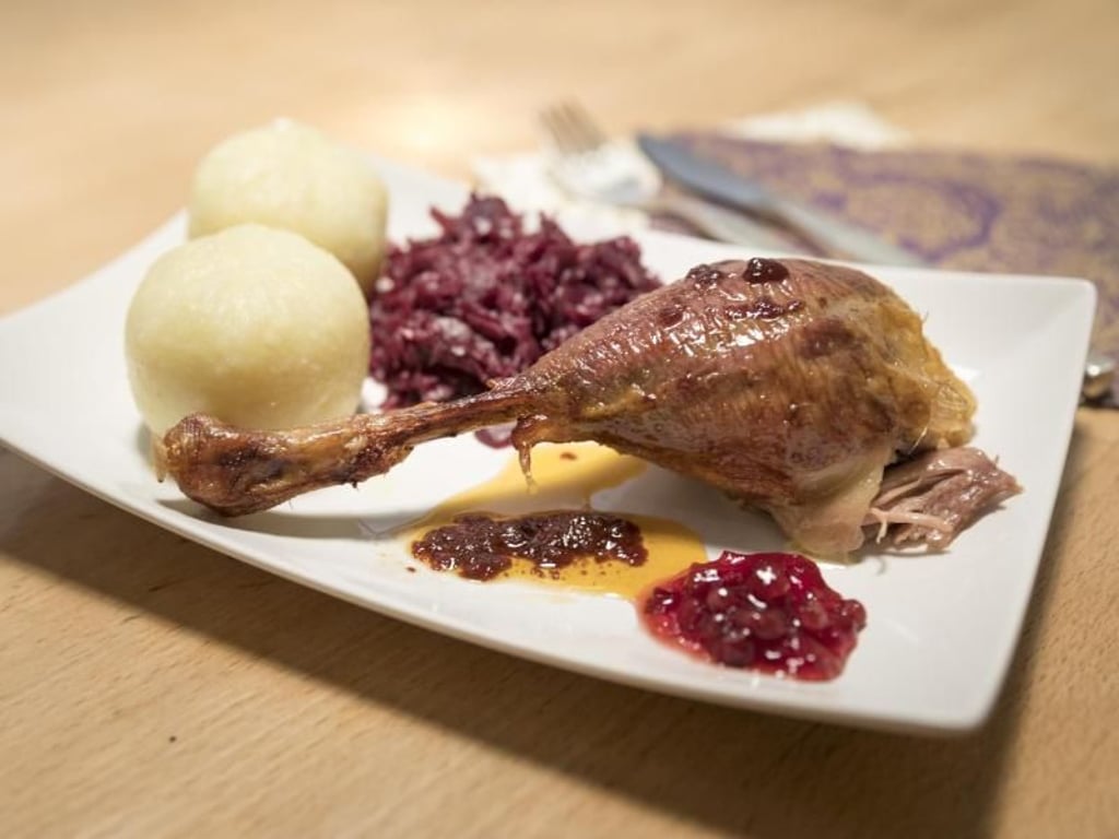 Traditionell werden zur Gans Klöße und Rotkohl serviert. Foto: Florian Schuh