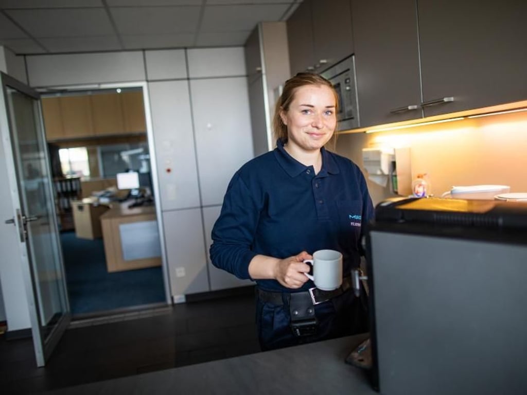 Natürlich hat Hannah Netzer bei ihrer Arbeit als Werkfeuerwehrfrau auch Pausen. Generell haben die Fachkräfte aber auch abseits von Notfällen viel zu tun. Frank Rumpenhorst Foto: Frank Rumpenhorst