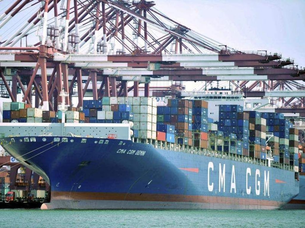 Ein Containerschiff liegt im Hafen von Qingdao: Die zweitgrößte Volkswirtschaft steht vor einer Reihe von Herausforderungen. Foto: AP/dpa