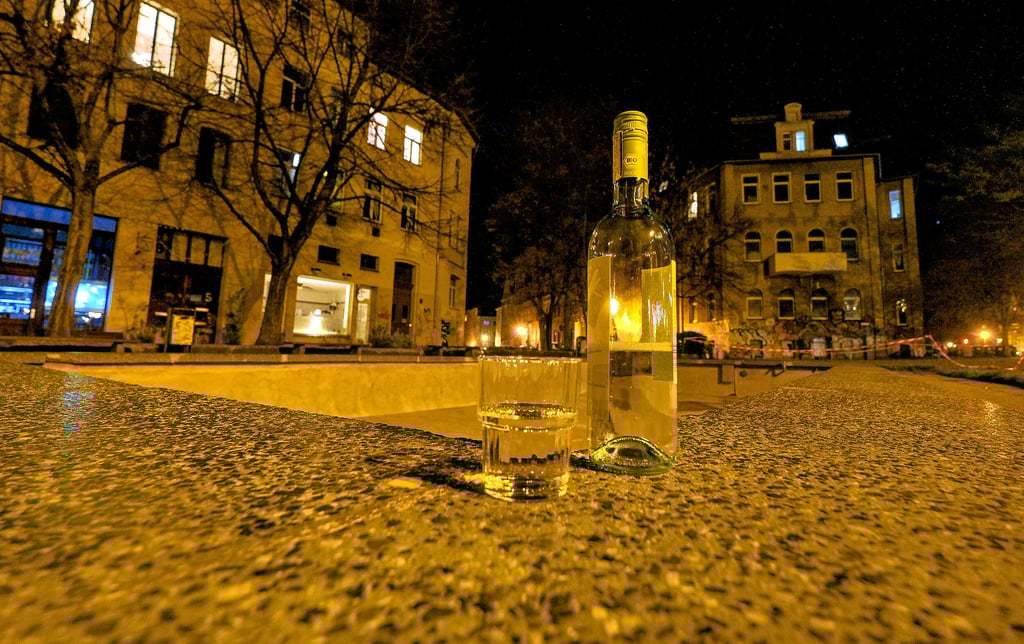 Der August-Bebel-Platz in Halle ist in den Abendsstunden ein beliebter Treffpunkt für Jugendliche. Während der Ausgangssperre muss er leer bleiben.
