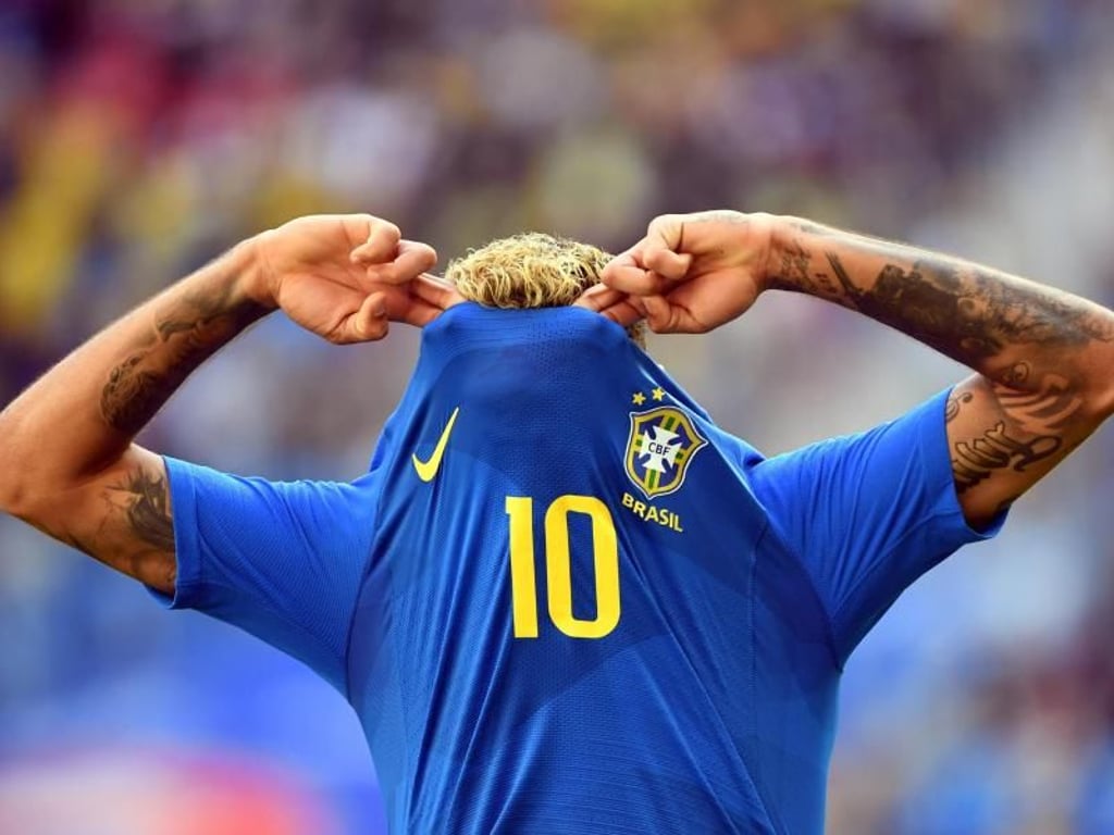 Neymar mag gar nicht hinsehen, während er auf die Auswertung des Videobeweises wartet. Foto: Federico Gambarini