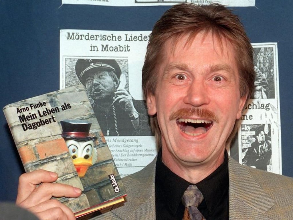 Resozialisierung à la «Dagobert»: Der Kaufhauserpresser Arno Funke stellt 1998 in Berlin sein Buch «Mein Leben als Dagobert» vor. Foto: Peer Grimm
