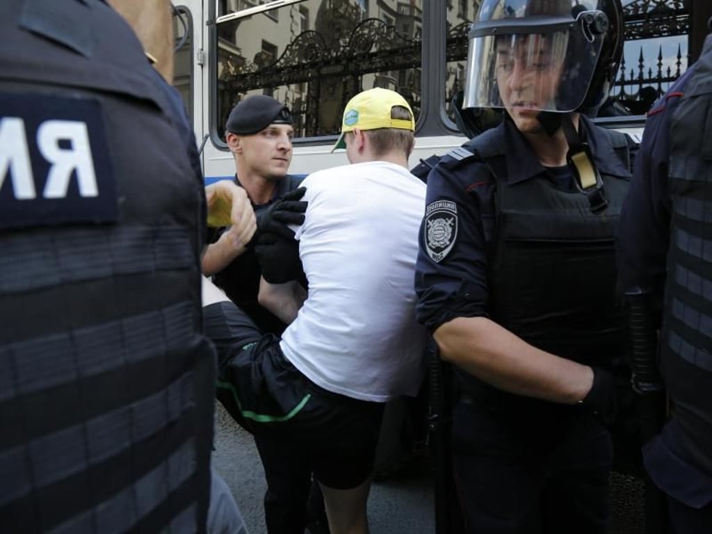 Eine weitere Festnahme vor der nicht genehmigten Kundgebung in Moskau. Foto: Alexander Zemlianichenko/AP