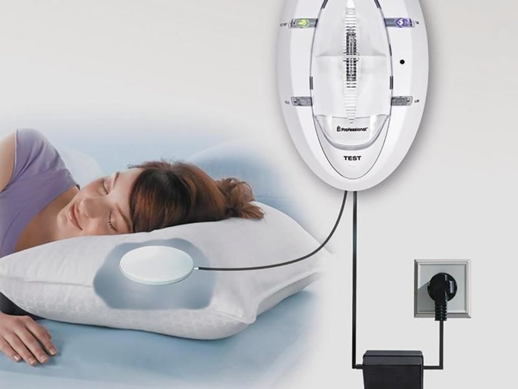 Vibrationsmelder können ergänzend zum Rauchmelder unter das Kopfkissen gelegt werden. So wacht man auf, wenn man nicht mehr richtig hört. Foto: Ei Electronics GmbH