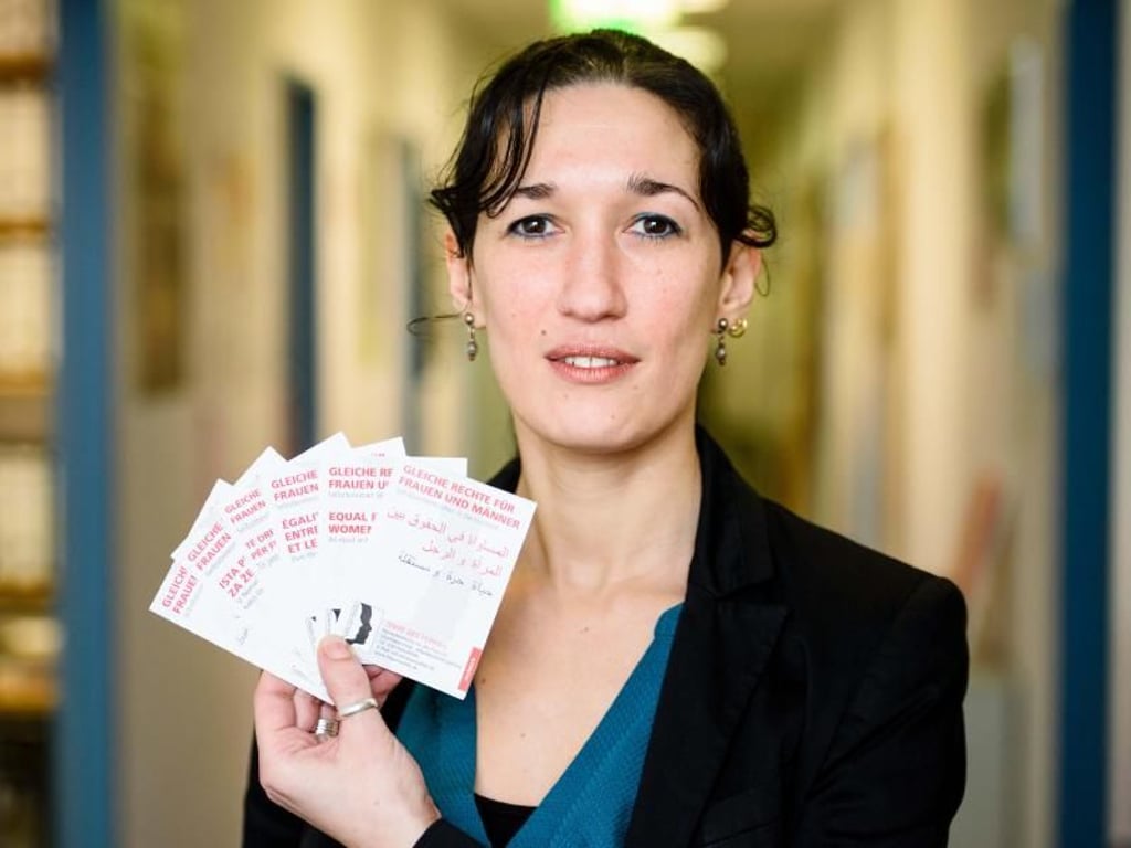 Die Referentin für Flucht und Frauenrechte von Terre des Femmes, Naila Chikhi, zeigt die Broschüre des Vereins über Gleichberechtigung von Mann und Frau. Foto: Gregor Fischer