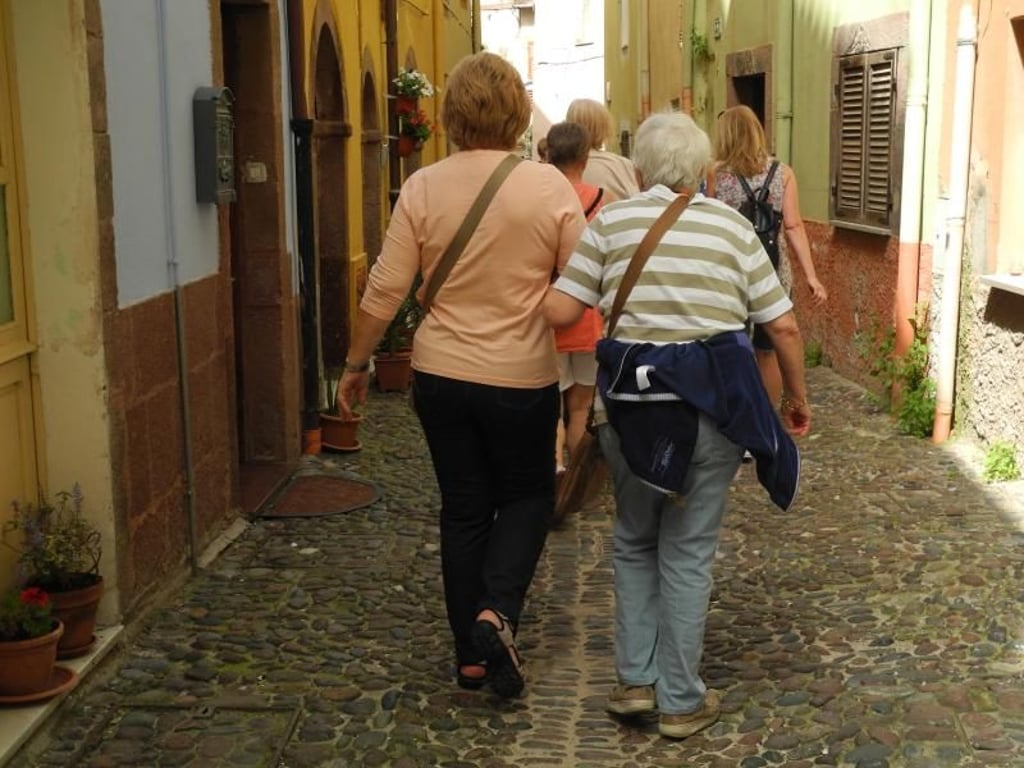 Stille Solidarität: Kommt eine der Frauen auf dem steinigen Kopfsteinpflaster nicht zurecht, hakt sich oft jemand anders ungefragt unter. Foto: Kristin Kruthaup