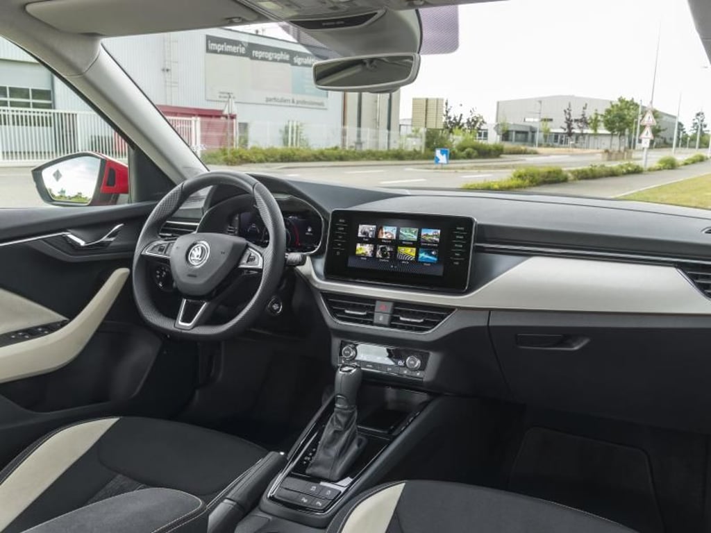 Im Cockpit des Kamiq befinden sich verschiedene digitale Instrumente und ein großer Touchscreen. Foto: Skoda/dpa-infocom