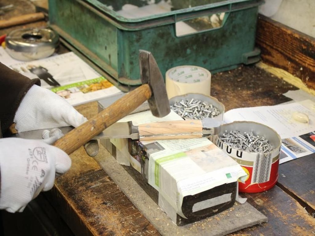 So kommt der Griff an die Klinge: In der Manufaktur Güde werden die Messer handgefertigt. Foto: Bernd F. Meier