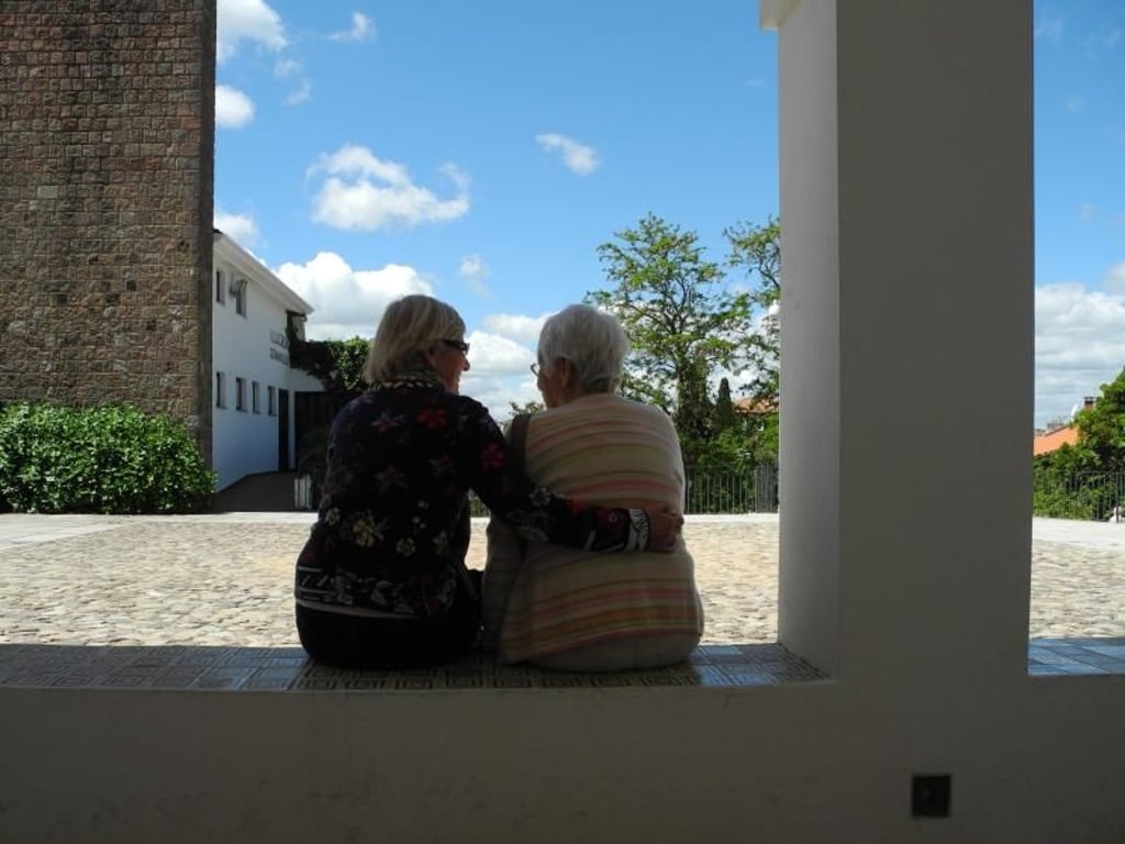Auf Trauerreisen werden die Gespräche zwischen den Mitreisenden oft sehr intim. Im besten Fall können sie sich gegenseitig eine Stütze sein. Foto: Kristin Kruthaup