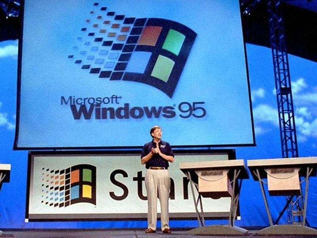 Microsoft-Gründer Bill Gates kam seiner Vision «Ein PC auf jedem Schreibtisch» mit Windows 95 einen großen Schritt näher. Foto: dpa