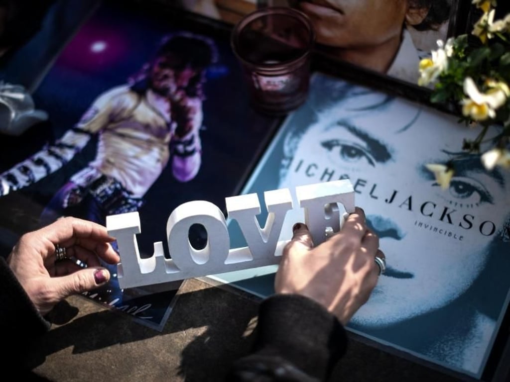 Denkmal für Michael Jackson vor dem Bayerischen Hof in München. Foto: Sina Schuldt