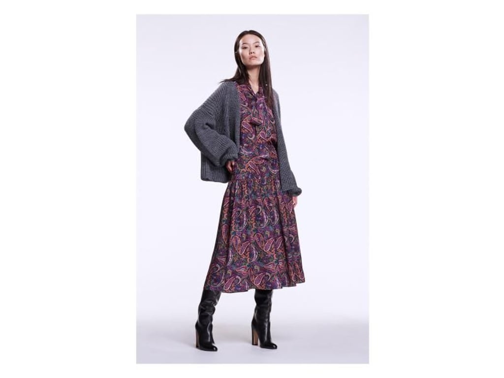 Hohe Stiefel strecken und machen den Look wintertauglich (Cardigan ca. 200 Euro, Bluse ca. 170 Euro, Rock ca. 200 Euro). Foto: SET