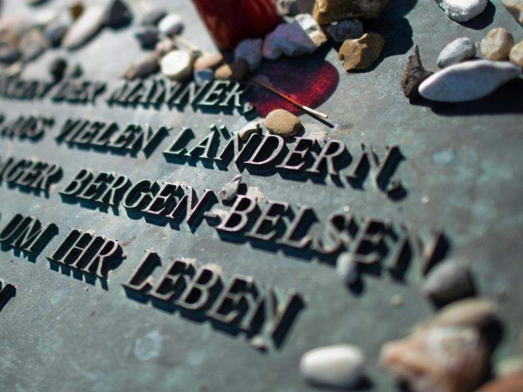 Ein Gedenkstein in Bergen-Belsen. Foto: Julian Stratenschulte