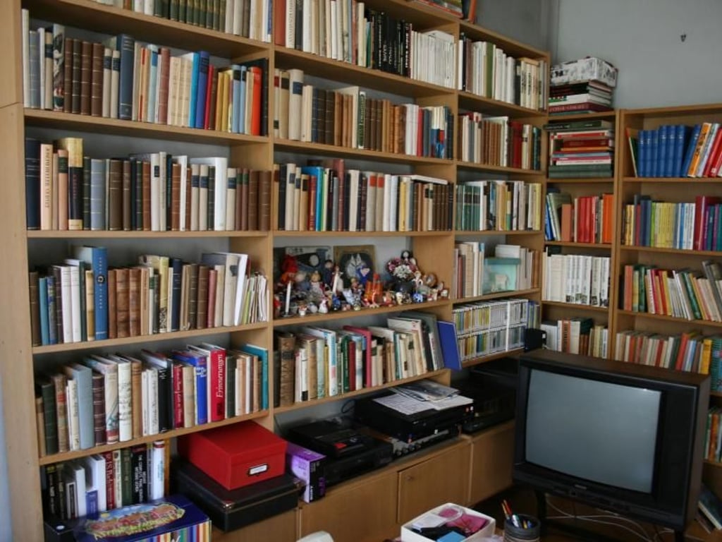 Eine Wohnung voller Bücher. Foto: Julia Wäschenbach