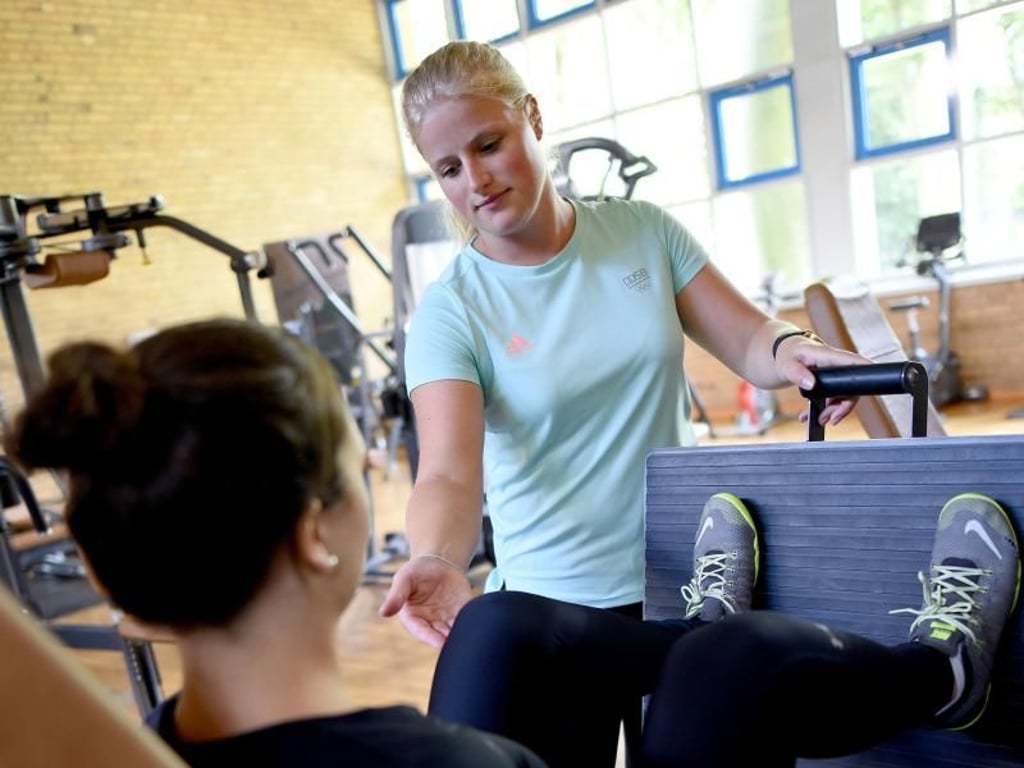 Die Sporttherapeutin hilft Patienten dabei, sich nach einer Verletzung wieder regulär bewegen zu können. Foto: Henning Kaiser/dpa-tmn
