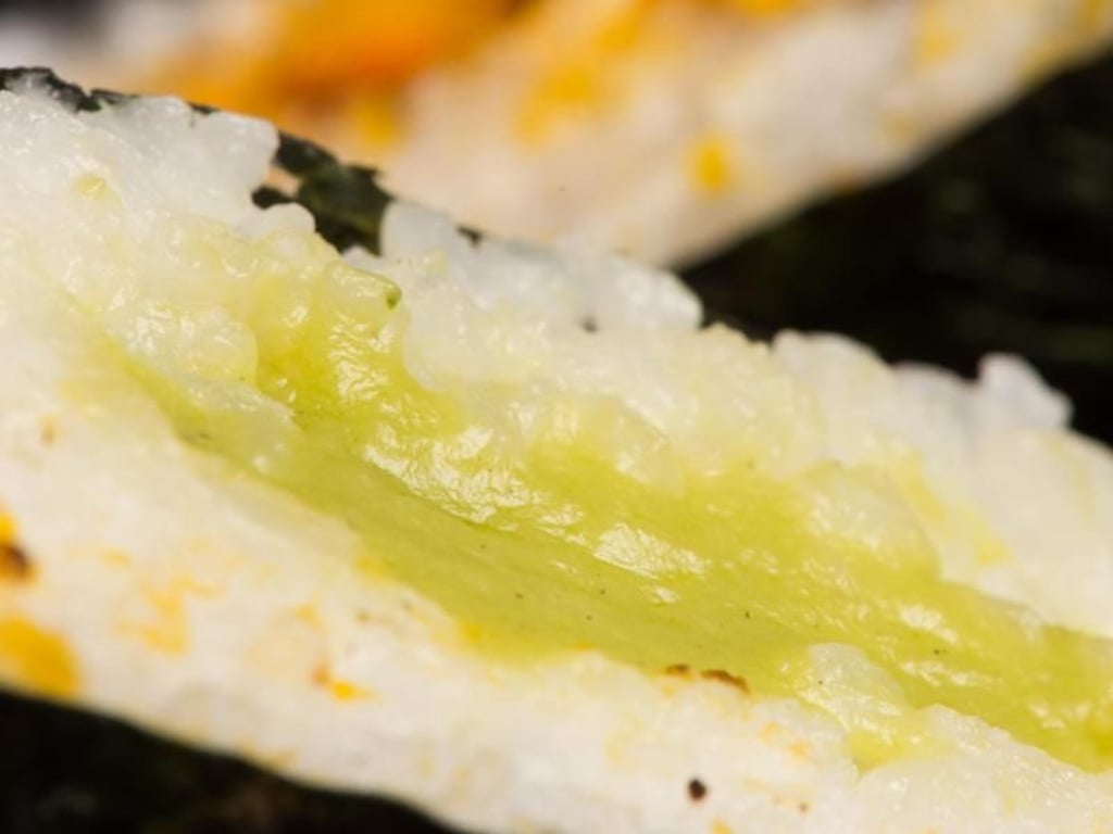 Cremige Avocado ergibt die ideale Onigiri-Füllung. Foto: Klaus-Dietmar Gabbert