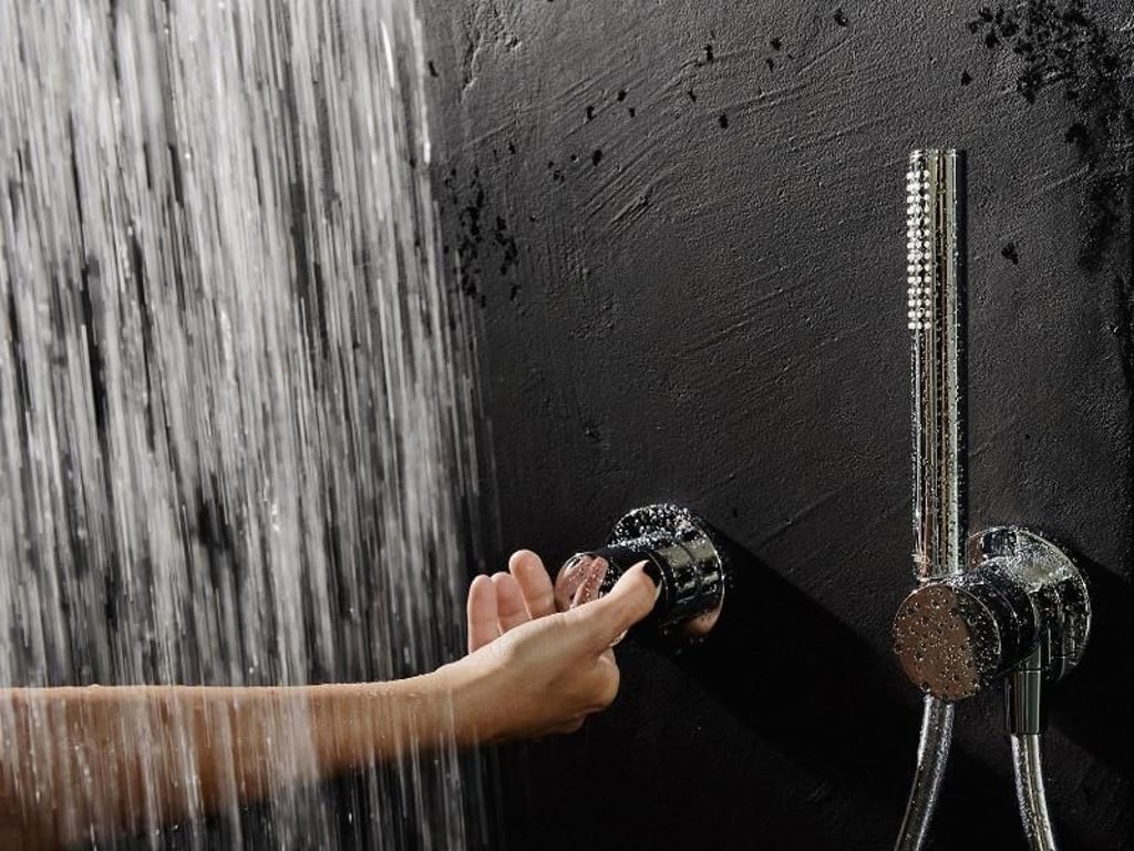 Dezente Stabhandbrausen sind zuletzt beliebt geworden - etwa als Ergänzung zur über Kopf angebrachten Regendusche. Foto: VDS/Keuco