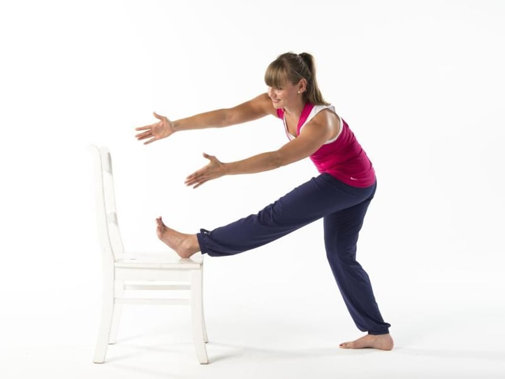 Dehnen ist eines der Prinzipien des Faszientrainings. Dabei wird anders als im klassischen Stretching leicht gefedert. Foto: www.fascial-fitness.de/ Mira Hampel
