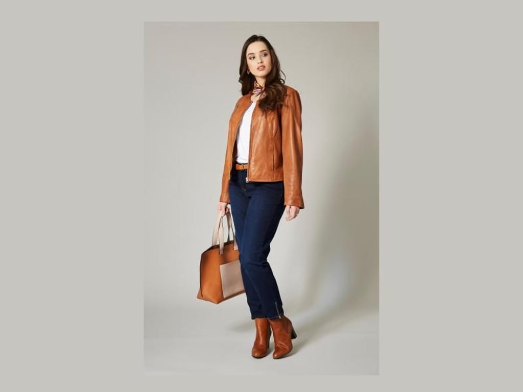 Wer es dezenter mag, findet auch Lederteile in den klassischen beigen und braunen Varianten - wie etwa von Happy Size (Jacke ca. 230 Euro). Foto: Happy Size