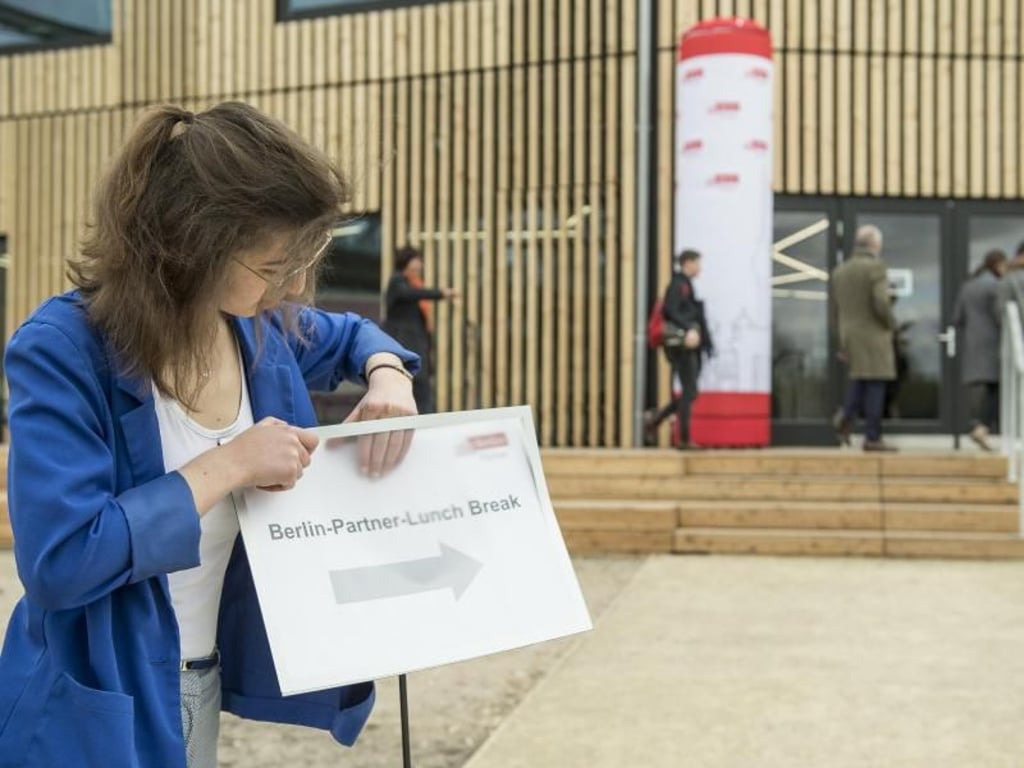 Ilka Schunke arbeitet nicht nur vom Schreibtisch aus. Bei den Events, die sie mitorganisiert, packt sie auch mal selbst mit an. Foto: Robert Günther