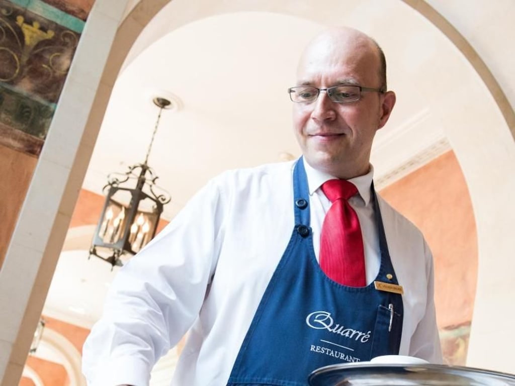 Weißer Tee aus weißer Kanne - Volker Bruns arbeitet als Tea Master im Fünfsterne-Hotel «Adlon» in Berlin. Foto: Franziska Gabbert