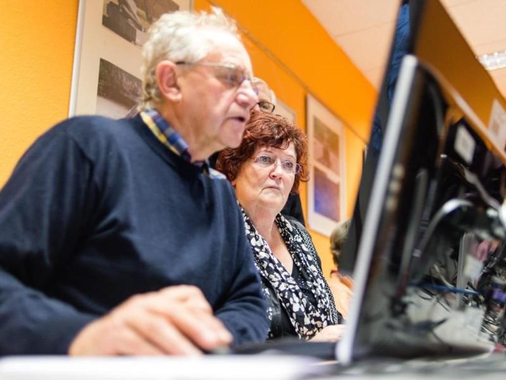 Bei einem Computerkurs in einer kleinen Gruppe stellen viele Senioren fest, dass auch andere Probleme mit Computern haben. Das motiviert, gemeinsam nach Lösungen zu suchen. Foto: Sebastian Gollnow