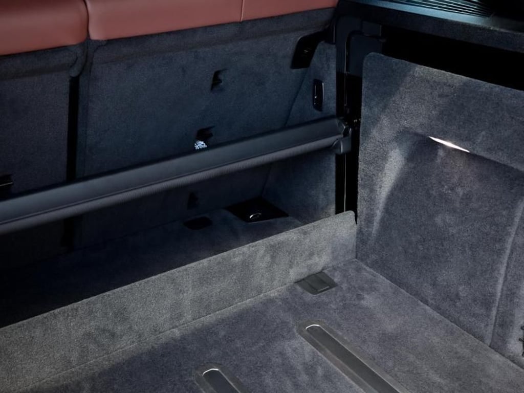 Elektrotransport: Die Laderaumabdeckung kann sich im BMW X5 auf Knopfdruck elektrisch versenken. Foto: BMW