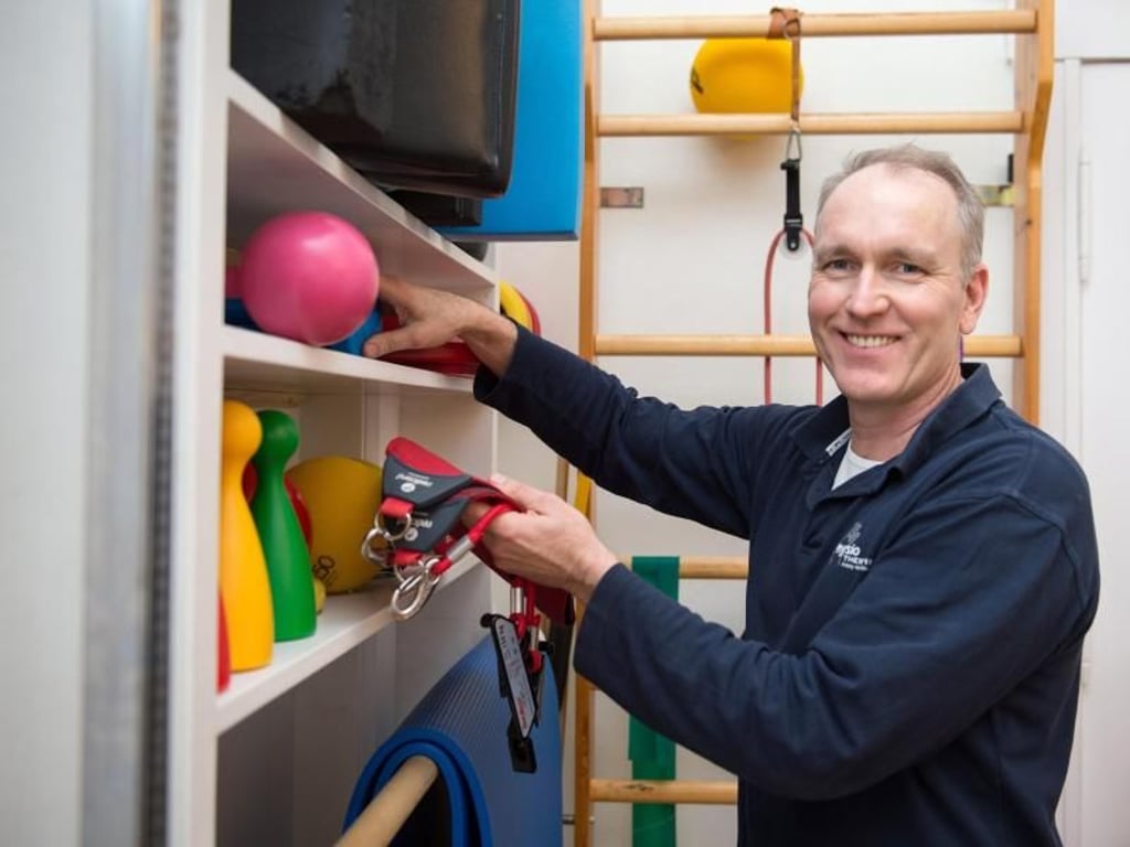 Bälle, Kegel und Gurte nutzt Physiotherapeut Stephan Hinkel als Hilfsmittel. Er leitet damit seine Patienten an, selbst Übungen durchzuführen. Hinkel hat eine Praxis in Berlin-Moabit. Foto: Andrea Warnecke