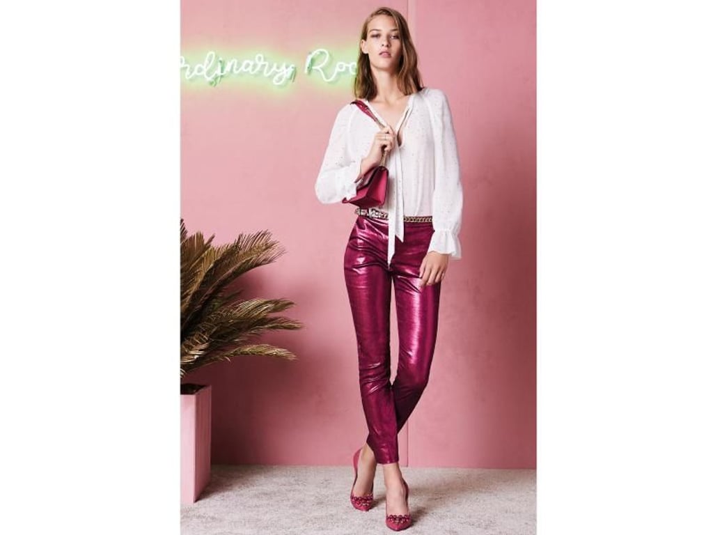 Zu einer kräftigen Metallic-Farbe passt dezente Kleidung, wie Patrizia Pepe demonstriert. (Hose ca. 299 Euro, Tasche ca. 249 Euro, Schuhe ca. 305 Euro, Bluse ca. 199 Euro). Foto: Patrizia Pepe