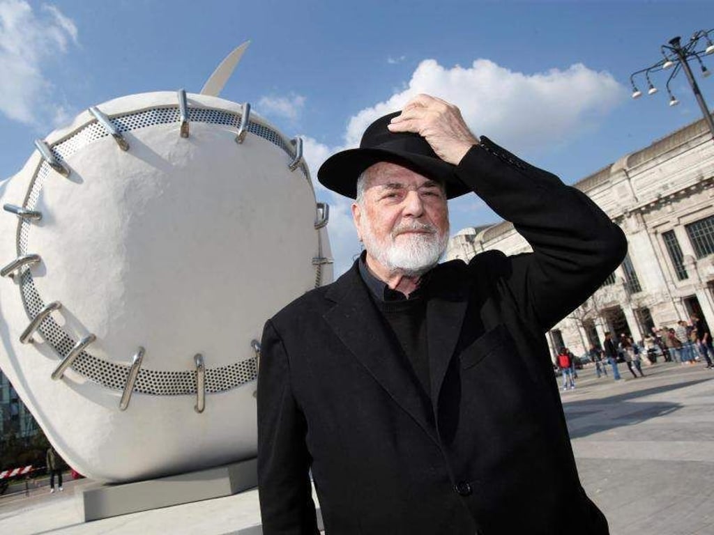 Michelangelo Pistoletto vor seiner Skulptur «La mela reintegrata» 2016 in Mailand. Foto: Matteo Bazzi