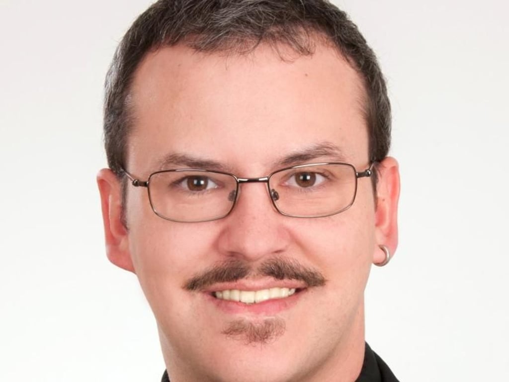 Thomas Martin Köppl aus Richnach im Bayerischen Wald ist Benimmcoach. Foto: Thomas Martin Köppl