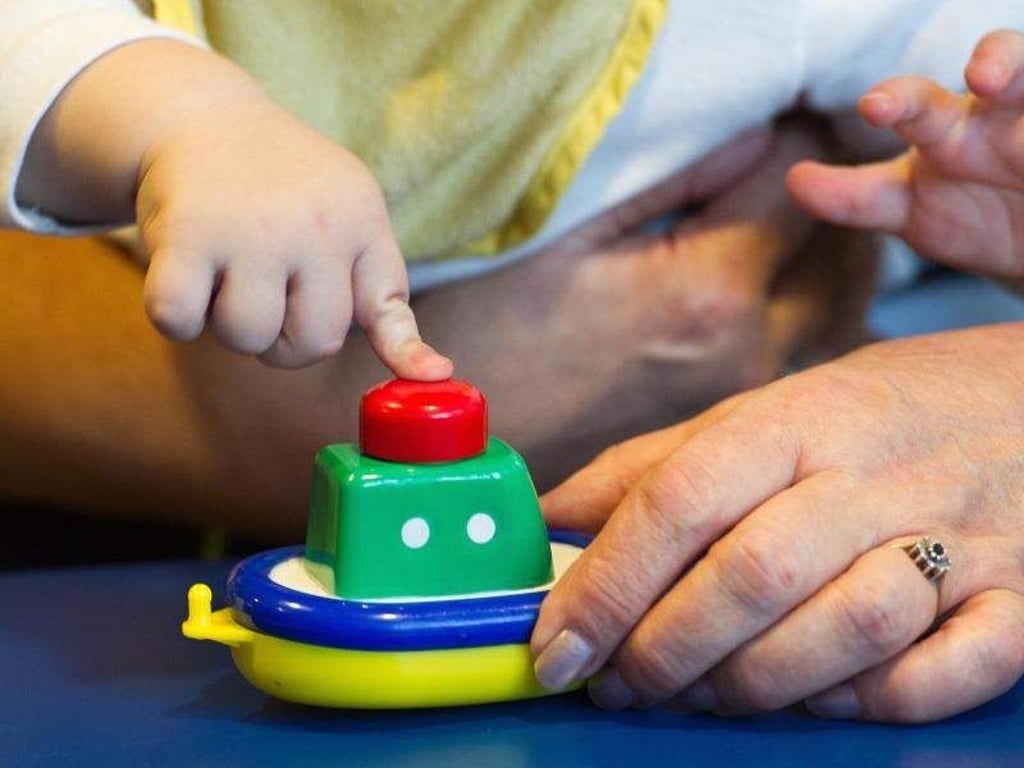 Damit das Zusammensein entspannt abläuft, sollten Großeltern die Enkelkinder nicht zu sehr mit ihrer Zuneigung bedrängen. Foto: Holger Hollemann