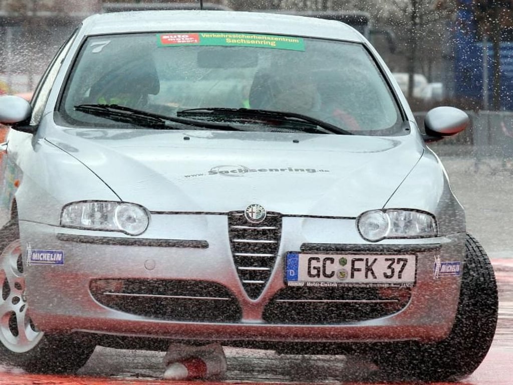 Grenzerfahrungen machen: Bei einem Fahrsicherheitstraining können Autofahrer ihre und die Grenzen der Fahrzeugtechnik kennenlernen. Foto: Deutscher Verkehrssicherheitsrat/Jörg Gläscher
