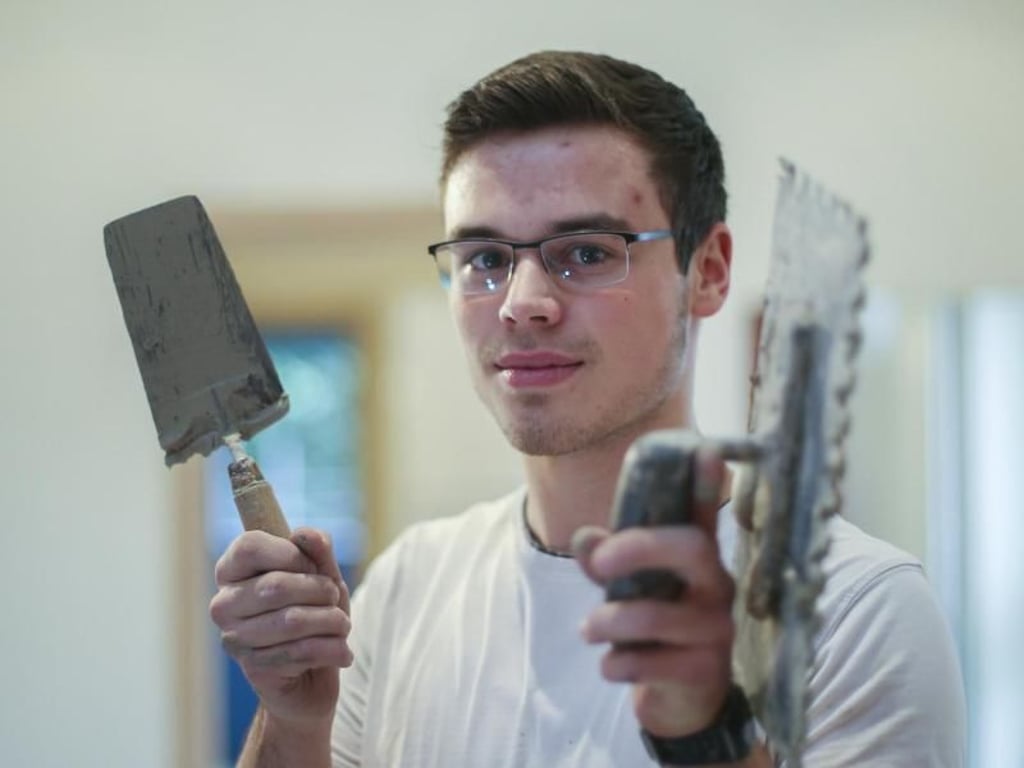 Experte für Wände und Böden: Sascha Cuppenbender absolviert im Betrieb seines Vaters in Wesel eine Ausbildung zum Fliesen-, Platten- und Mosaikleger. Foto: Ina Fassbender
