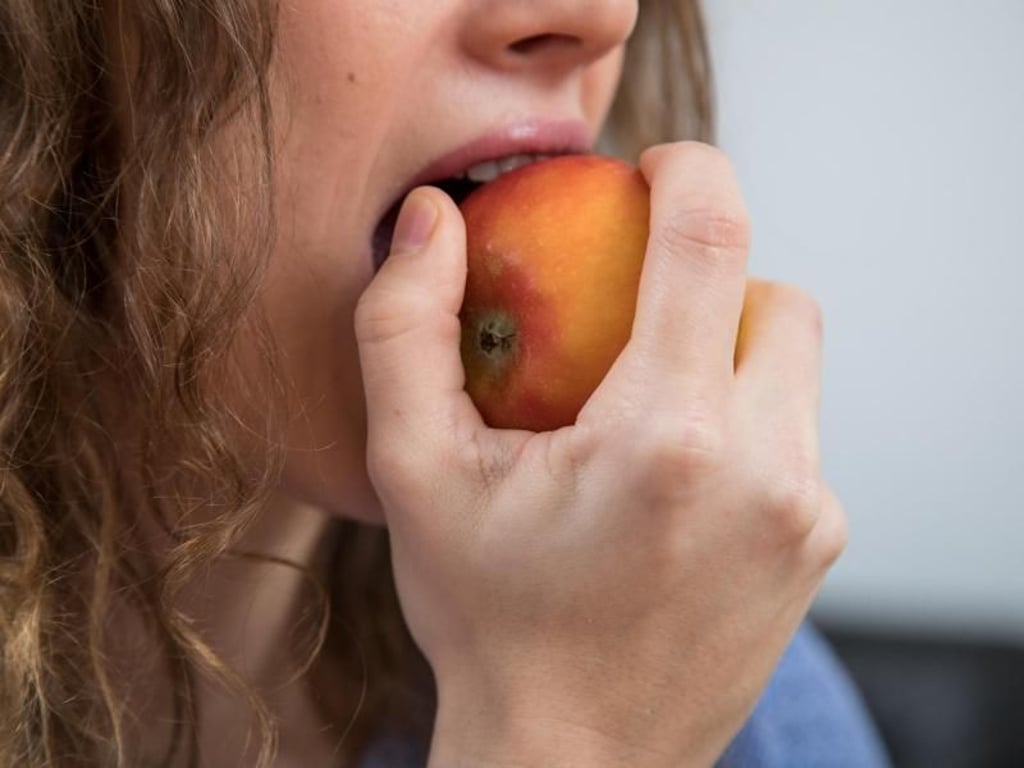 Zwei Portionen Obst sollten es pro Tag mindestens sein, sagen Experten. Übertreiben dürfen Verbraucher es mit Apfel und Co. allerdings auch nicht. Foto: Christin Klose/dpa-tmn