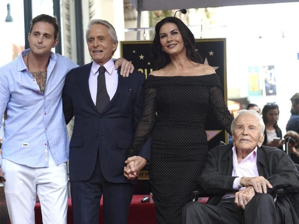 Michael Douglas (2.v.l.) mit seinem Vater Kirk Douglas (r.) seiner Frau Catherine Zeta-Jones und seinem Sohn Cameron Douglas auf dem Hollywood Walk of Fame Foto: Chris Pizzello