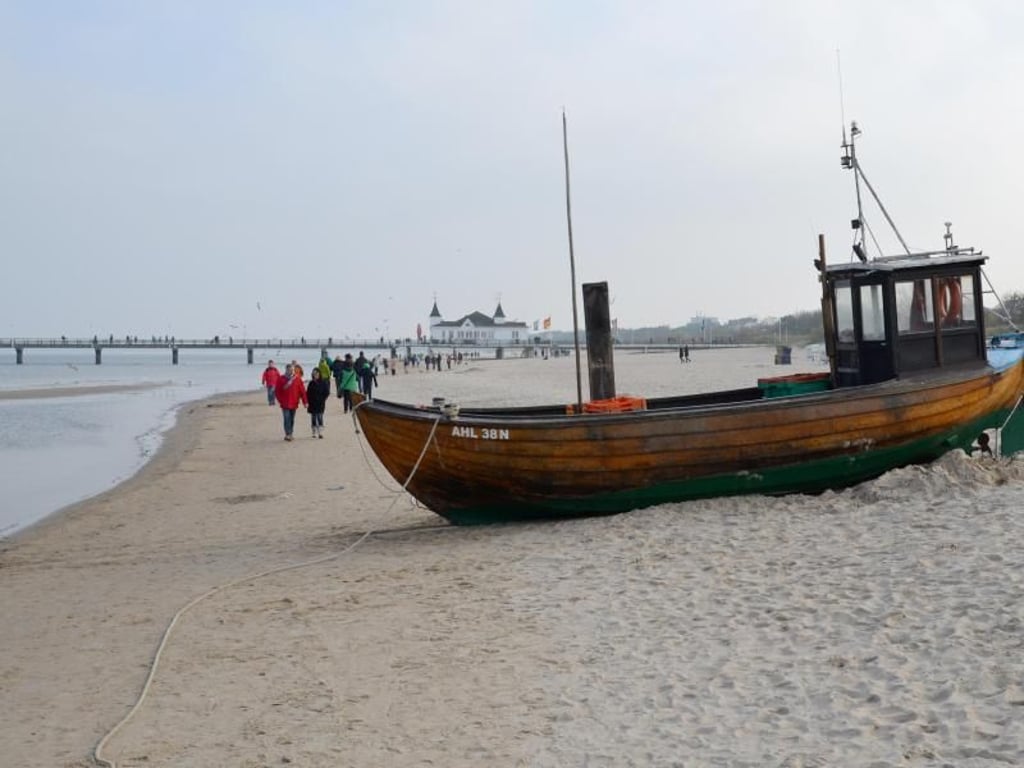 Spazierengehen am Strand - von Heringsdorf ist es nicht weit bis Ahlbeck. Zu sehen gibt es unterwegs immer etwas. Foto: Andreas Heimann