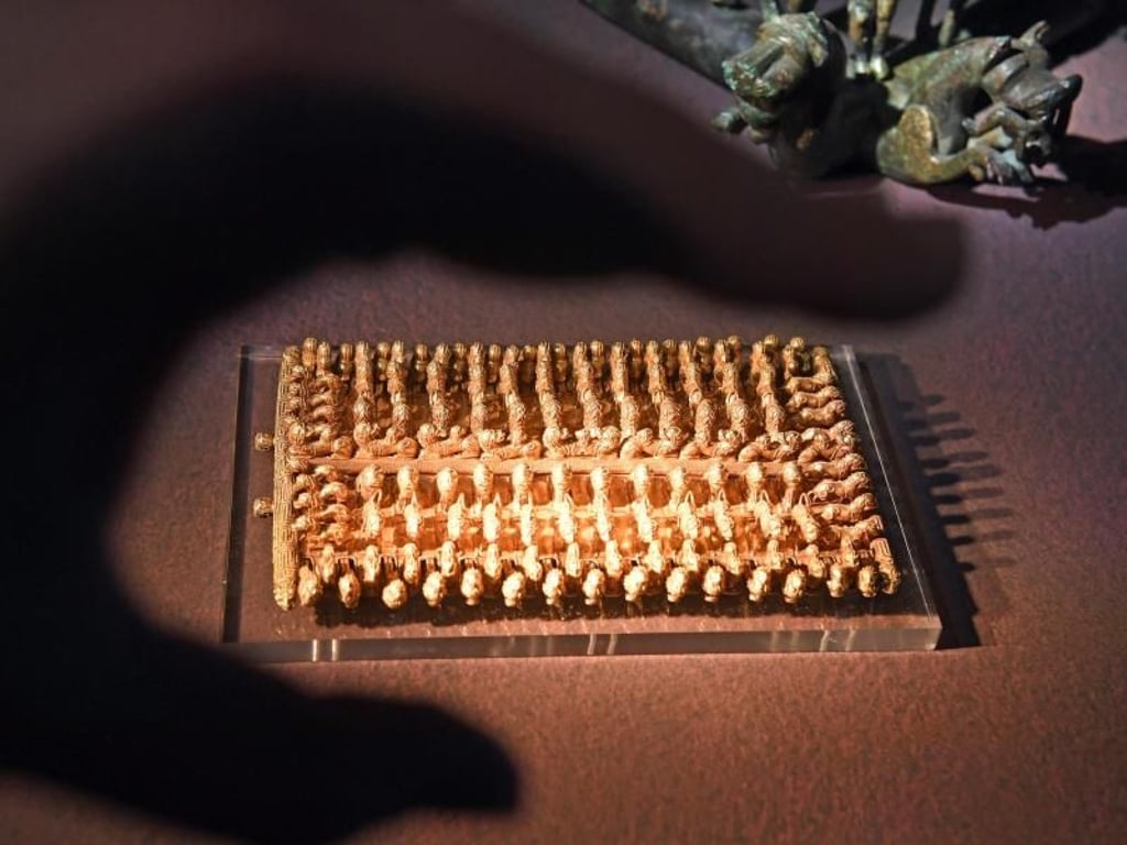 Prunkfibel mit Miniaturfiguren aus den Jahren 700-675 vor Christus in der Schau ?Die Etrusker - Weltkultur im antiken Italien?. Foto: Uli Deck