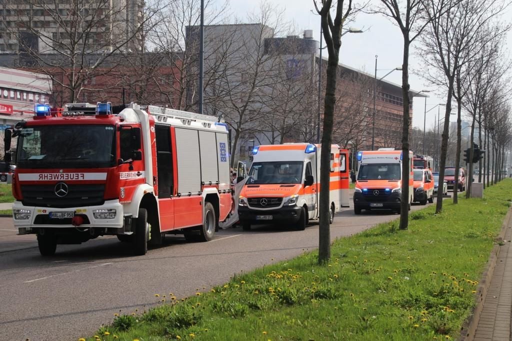 Ein Großaufgebot an Rettungskräften ist am Unfallort im Einsatz.