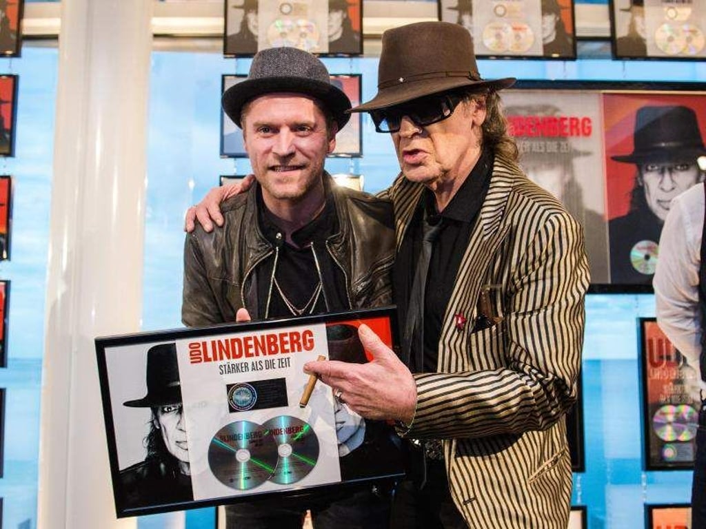 Platin wiegt schwer: Johannes Oerding hilft beim Tragen. Foto: Daniel Bockwoldt