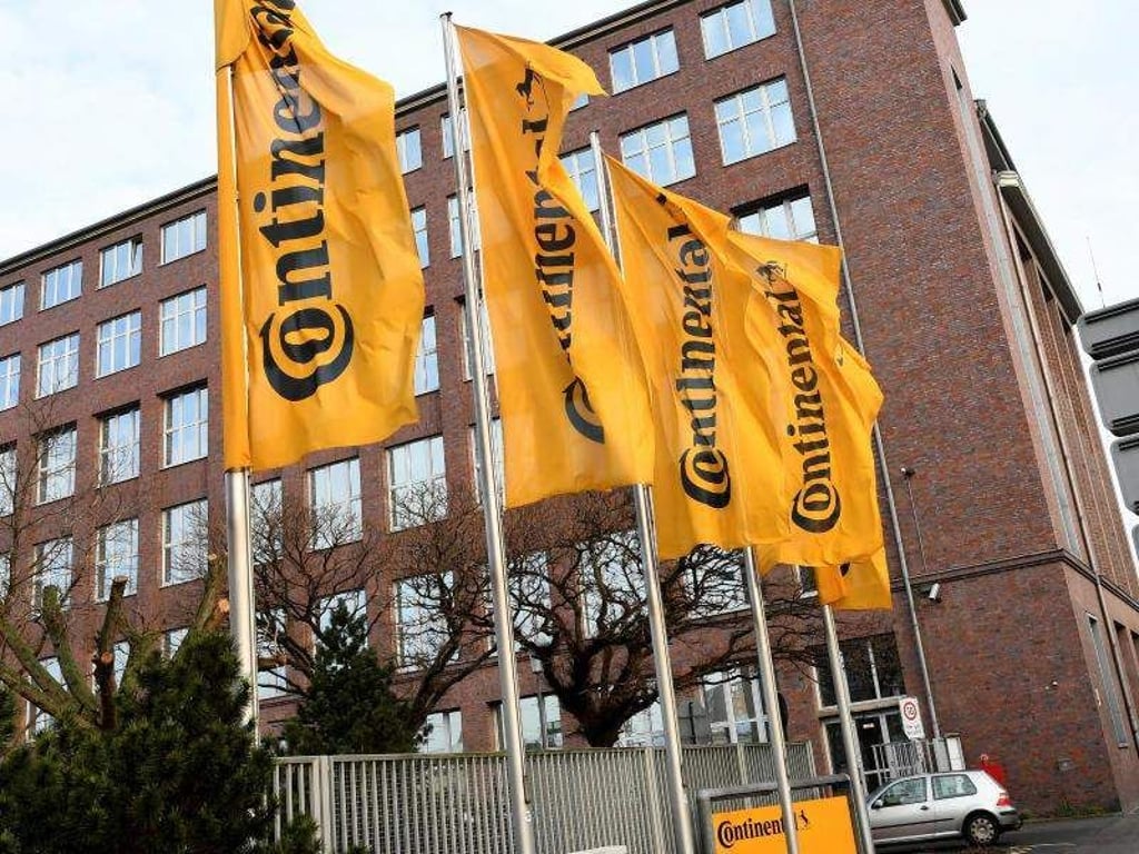 Fahnen mit dem Continental-Logo wehen vor der Hauptverwaltung des Unternehmens in Hannover. Foto: Holger Hollemann
